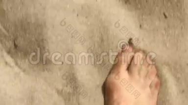 赤脚在沙滩上行走